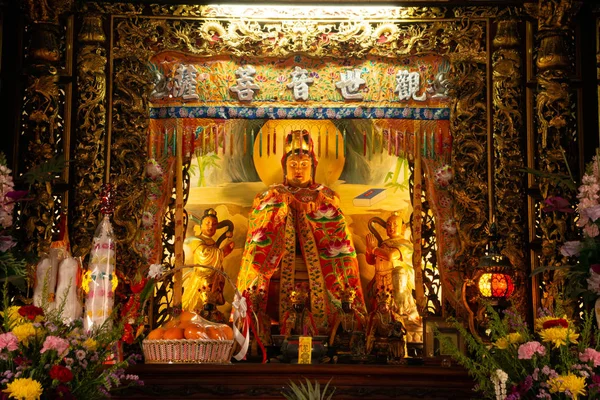 中国神龛内的观音神像很美 是泰国佛教徒的礼拜场所 — 图库照片