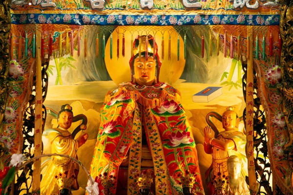 Belas estátuas de Guanyin Deuses dentro do santuário chinês É um lugar de culto para budistas na Tailândia . — Fotografia de Stock