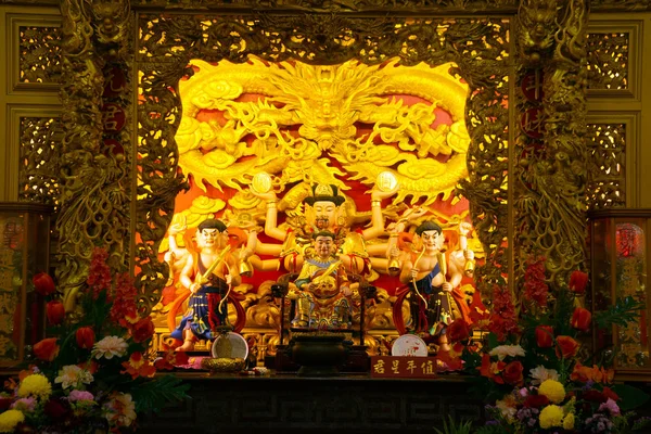 Belas estátuas de Deuses dentro do santuário chinês É um lugar de culto para budistas na Tailândia . — Fotografia de Stock