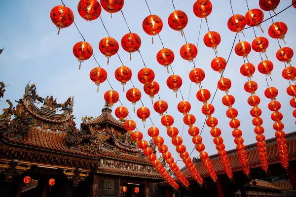 Lucerny visí ve večerních hodinách před čínskou svatyní během Lantern festivalu čínský Nový rok Oslava ve svatyni Thajska. — Stock fotografie
