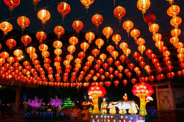 Red lanterns hanging in the black sky and god lamp at night in the Lantern Festival in Thailand. — Zdjęcie stockowe