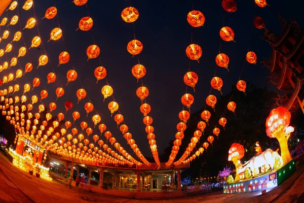 Lanternas vermelhas penduradas no céu negro e lâmpada de deus à noite no Festival das Lanternas na Tailândia . — Fotografia de Stock