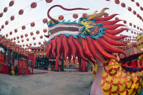 Faroles rojos colgando en el cielo azul y la lámpara principal del Dragón en el crepúsculo en el Festival de la Linterna en la celebración del Año Nuevo Chino . —  Fotos de Stock