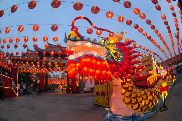 Lanternes rouges suspendues dans le ciel bleu et lampe frontale Dragon au crépuscule au festival des lanternes dans la célébration du Nouvel An chinois . — Photo