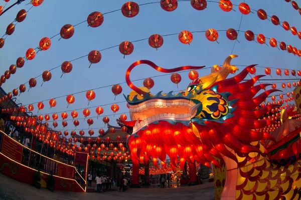 Lanterne rosse appese nel cielo blu e lampada testa di drago al crepuscolo al Festival delle Lanterne a Capodanno cinese . — Foto Stock