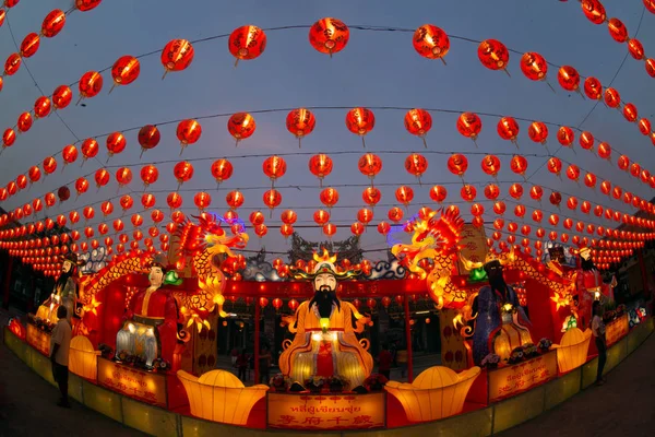 Original red lanterns in the blue sky and Godness lamp at twilight at the Chinese New Year Celebration. Year Lantern Festival. — Stock fotografie
