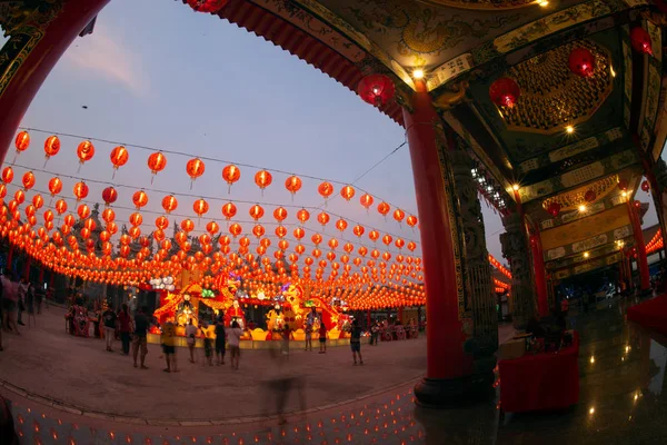 A entrada para o santuário chinês Feito de madeira lindamente esculpida no crepúsculo Durante o festival da lanterna Na celebração do Ano Novo Chinês na Tailândia . — Fotografia de Stock
