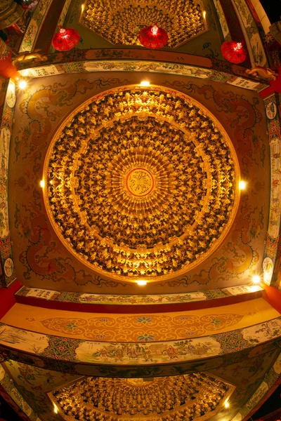 The patterns of wood carved as beautiful deities on the ceiling of the entrance to the Chinese shrine in Thailand. — Stock Photo, Image