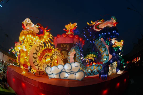 Bohyně lampa za soumraku na čínském silvestrovském festivalu luceren v čínském Novém roce oslavy v Thajsku. — Stock fotografie