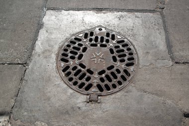 Rögar kapağı sokakta paslanmış..