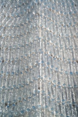 Tayland 'da sergi yapmak için plastik şişe kullanmak..