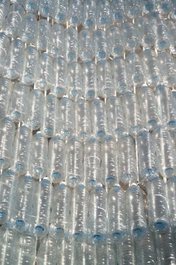 Tayland 'da sergi yapmak için plastik şişe kullanmak..