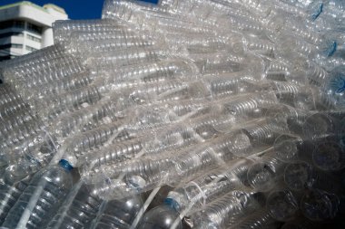 Tayland 'da sergi yapmak için plastik şişe kullanmak..