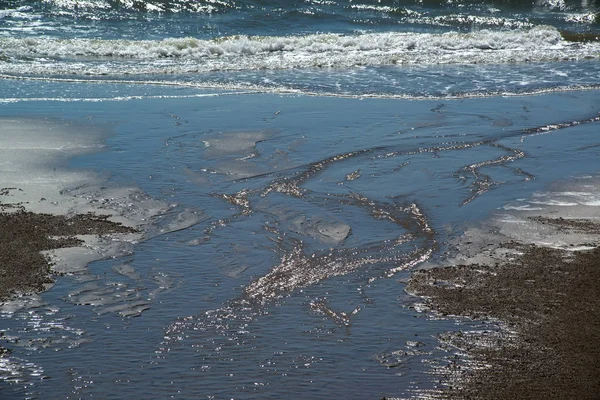 熱帯の海の水は楽園のような表面を反映する — ストック写真