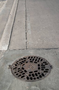 Rögar kapağı sokakta paslanmış..