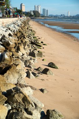 Granit, baraj sırtı boyunca uzanıyor. Dalgaların Jomtien Sahili, Pattaya şehri, Tayland 'a çarpmasını önlemek için..
