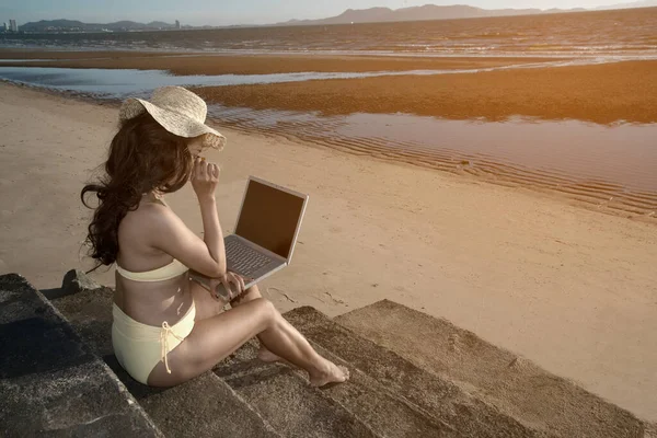 Una Anciana Guapa Mujer Bikini Que Trabaja Con Labtop Una — Foto de Stock