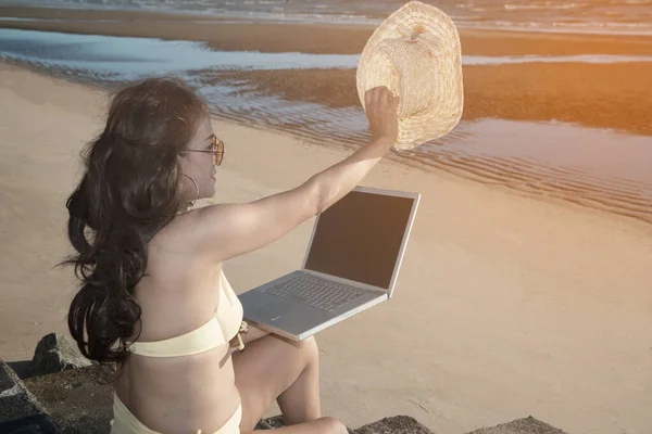 Una Anciana Guapa Mujer Bikini Que Trabaja Con Labtop Una — Foto de Stock