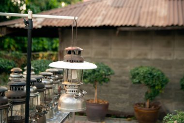 Eski bir kasırga lambası. Koleksiyon amaçlı. Performansa dahil..