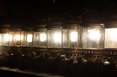 Eski bir kasırga lambası. Koleksiyon amaçlı. Performansa dahil..