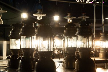 Eski bir kasırga lambası. Koleksiyon amaçlı. Performansa dahil..