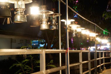 Eski bir kasırga lambası. Koleksiyon amaçlı. Performansa dahil..