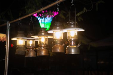 Eski bir kasırga lambası. Koleksiyon amaçlı. Performansa dahil..