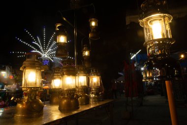 Eski bir kasırga lambası. Koleksiyon amaçlı. Performansa dahil..