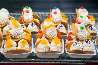 Tatlı Tayland krepi, ya da Kanom Bueang ya da Tayland Çıtır Krepleri eski Tayland tatlısında. Genellikle hindistan cevizi kreması ile doldurulur, ardından tatlı ya da tuzlu malzemeler gelir..