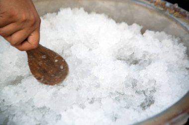 İnce buzlar eski usul Tayland dondurması tankında karıştırılır..