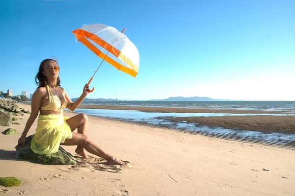 Pěkná Starší Asijská Žena Plavkách Sedí Drží Deštník Pózující Pláži — Stock fotografie