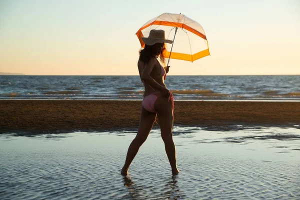 Hezký Senior Asijské Žena Plavkách Stojící Držet Deštník Pózování Pláži — Stock fotografie