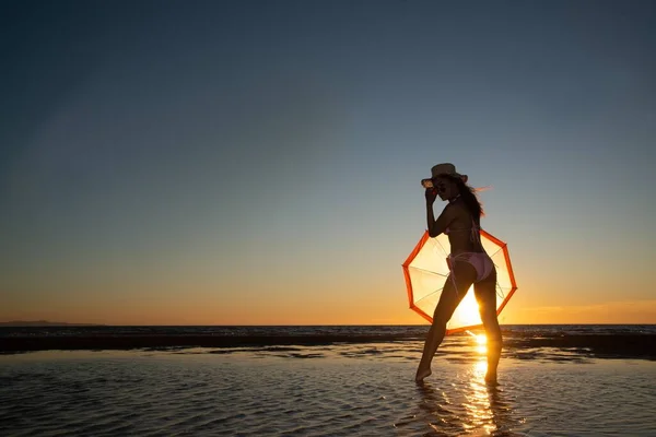 Silhoutte Krásné Starší Asijské Ženy Plavkách Stojící Podržte Deštník Pózující — Stock fotografie