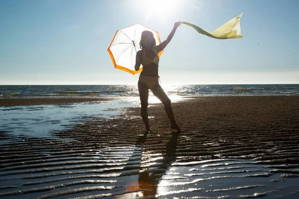 Mayo Giymiş Şemsiyesini Tutan Kumsalda Gösterişli Sarı Kumaşlı Oldukça Yaşlı - Stok İmaj