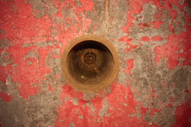 Tayland 'daki her tapınağın çan kulesinde büyük çanlar asılı..