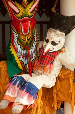 LOEI, THAILAND-JUNE 23 Haziran 2012: Ghosh Mash Festivali 'nde duvara yapıştırılan Hayalet Ezmesi (Phi Ta Khon festivali), Tayland' ın Loei kentinde Budist erdemiyle kutlanan bir tür maskeli geçit törenidir..