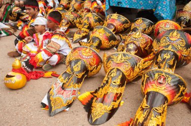 LOEI, THAILAND-JUNE 23 Haziran 2012: Ghosh Pash Festival (Phi Ta Khon festivali) Tayland 'ın Loei ilinde Budist erdemiyle kutlanan bir tür maskeli geçit törenidir..