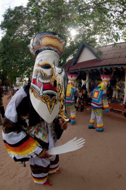 LOEI, THAILAND - 23 Haziran 2012: Phi Ta Khon Festivali (Geleneksel Hayalet Maskesi Festivali) Gençler, 23 Haziran 2012 'de Loei' de maske takıp dans ediyorlar. İl, Tayland.