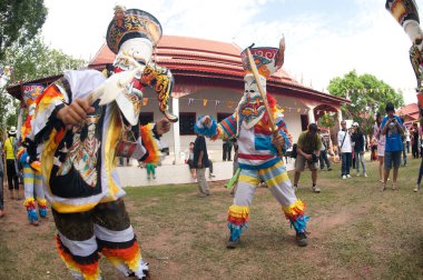 LOEI, THAILAND - 23 Haziran 2012: Phi Ta Khon Festivali (Geleneksel Hayalet Maskesi Festivali) Gençler, 23 Haziran 2012 'de Loei' de maske takıp dans ediyorlar. İl, Tayland.