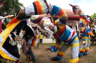 LOEI, THAILAND - 23 Haziran 2012: Phi Ta Khon Festivali (Geleneksel Hayalet Maskesi Festivali) Gençler, 23 Haziran 2012 'de Loei' de maske takıp dans ediyorlar. İl, Tayland.