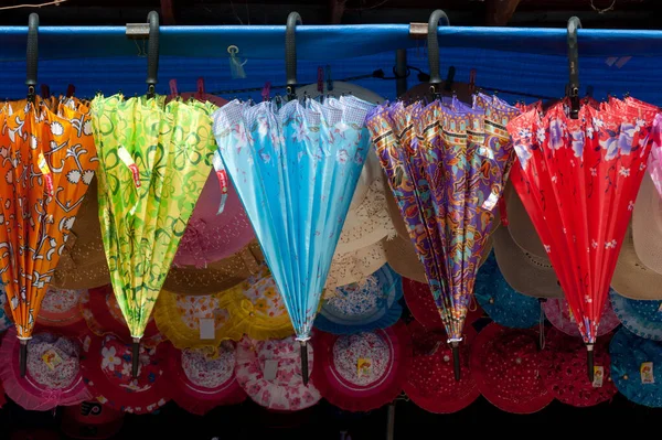 Viele Regenschirme Hängen Auf Den Dächern Gewöhnlicher Häuser Thailand — Stockfoto