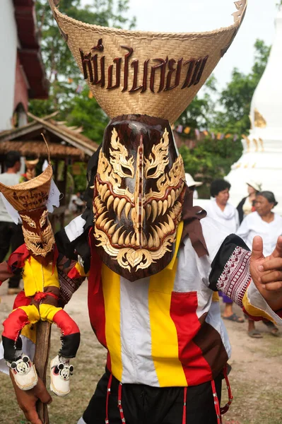 ローイ2012年6月23日 ピータコンフェスティバル 伝統的なゴーストマスク祭り 2012年6月23日 ローイでは 若者たちが心を込めて仮面をかぶり 歌と踊りを披露します タイの省 — ストック写真