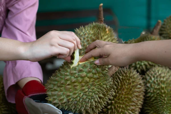 Asyalı Müşteriler Pazarda Durian Topluyor Meyve Soyma Kralı Olarak Bilinen — Stok fotoğraf
