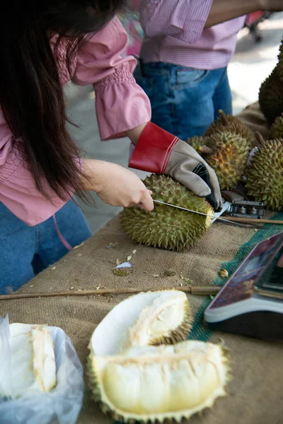Durian Bıçakla Parçalayan Asyalı Güzel Bir Kadın Durians Sıklıkla Meyvelerin — Stok fotoğraf