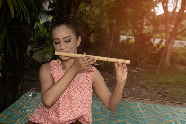 Asiatique Femme Âgée Soufflant Flûte Bambou Indigène Pour Détente Dans — Photo