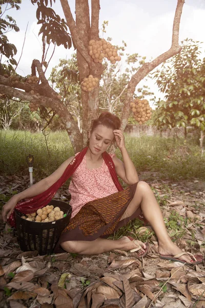 Rangidős Ázsiai Pózol Pihenés Alatt Longkong Kertben Boldogsággal — Stock Fotó