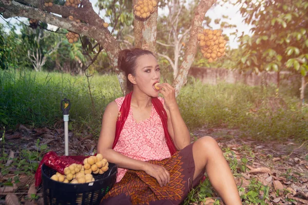 Senior Aziatische Vrouw Poseren Zit Ontspanning Eten Een Zoete Longkong — Stockfoto