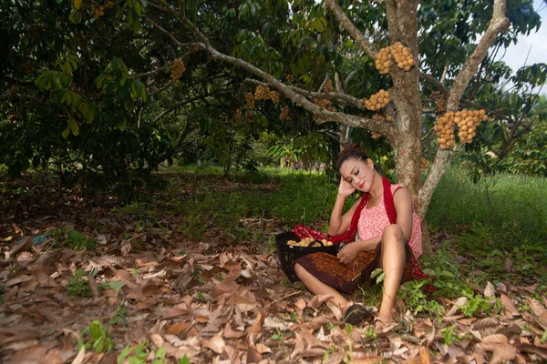 Старшая Азиатская Женщина Позирует Сидит Релаксации Деревом Лонгконг Саду Счастьем — стоковое фото