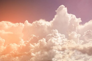 Gökyüzü mavi Güneşli bir günde güzel bulutlarla.