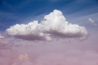 Gökyüzü mavi Güneşli bir günde güzel bulutlarla.